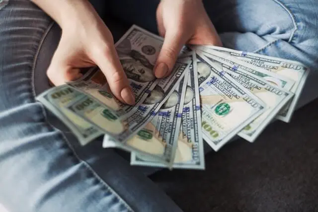 Persona Sosteniendo Más Dinero En Sus Manos